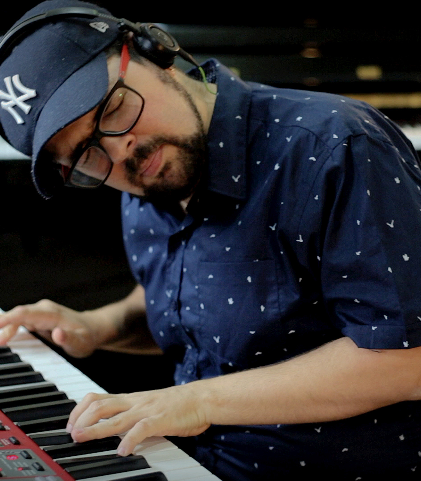 André Magalhães tocando teclado no estúdio